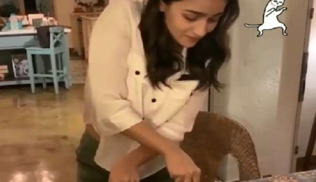 Alia Bhatt cut two cakes in this style