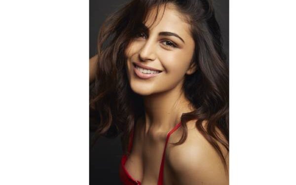 Heer Achhra, a young and passionate soul, vying to reach the top of the modelling and film industry.