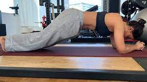 Fans notice Samantha Ruth Prabhu’s “six pack abs” as she performs a plank
