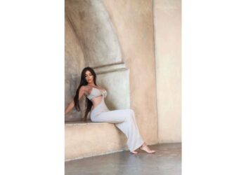 Rising to be one of the most sought-after names in the world of modelling and more, enter Izabela Izycka.