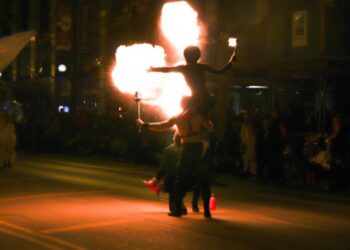 It’s Halloween again in Chicago! Enjoy fun for the whole family at the Arts in the Dark Halloween parade