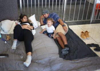 Hundreds of migrants remain outside CPD stations despite city efforts to move them into shelters in Chicago