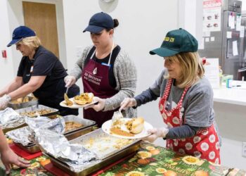 Thanksgiving Deliveries: Thousands of Holiday Meals Prepared for Migrants and Residents