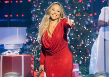 Mariah Carey declares, “It’s time.” as she gets ready for her Chicago show and holiday tour
