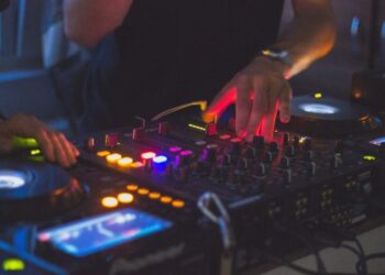 The Pros and Cons of Running a Wedding DJ Business