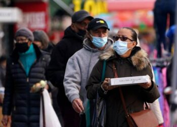 As respiratory diseases spread, several Chicago-area health systems have reinstated mask regulations