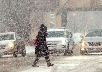 Chicago weather: 45 mph winds and snow flurries are forecast for the winter