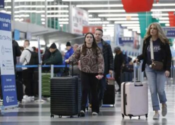 Christmas chaos: Heavy fog caused dozens of flights to be canceled out of both Chicago airports