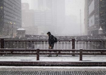 Overnight, rain and snow are predicted in the Chicago area