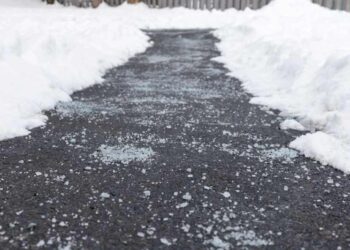 Chicago weather: Sporadic freezing drizzle could result in slick spots on the pavement