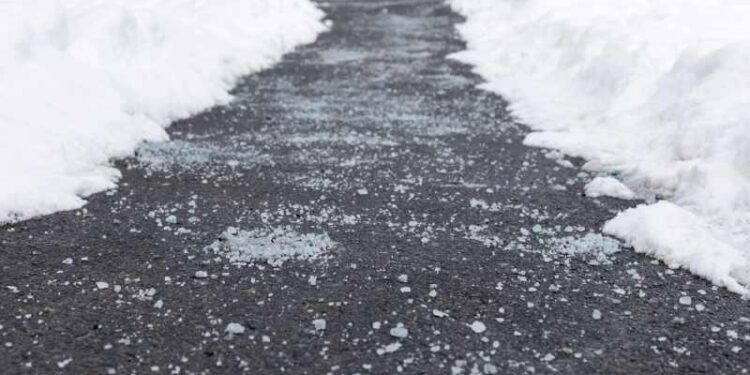 Chicago weather: Sporadic freezing drizzle could result in slick spots on the pavement