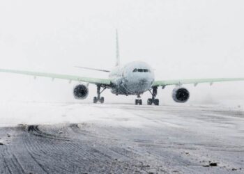 A wind chill warning in the Chicago area caused hundreds of flights to be cancelled