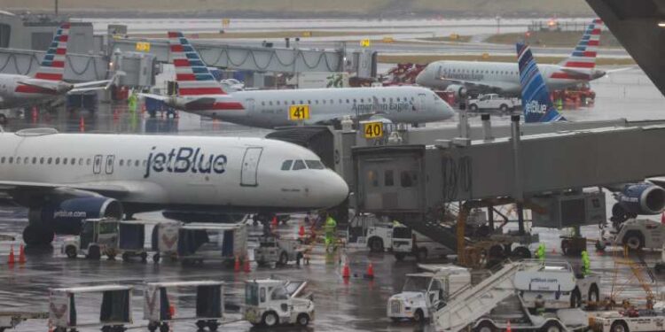 Significant Disruptions at Chicago O’Hare International Airport Caused by Snow and Strong Winds