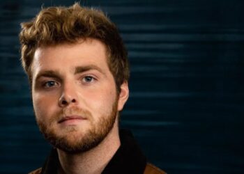 Alex Warren Makes History as “Ordinary” Stays No. 1 on the Billboard Global 200 for 10 Weeks