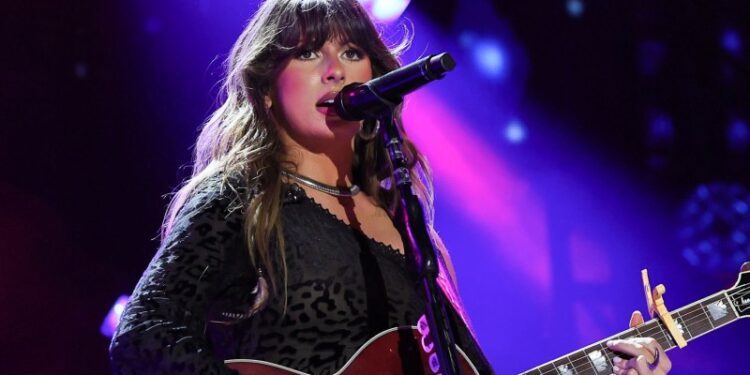 Ella Langley Tops ARIA Chart With “Choosin’ Texas” After 19 Weeks